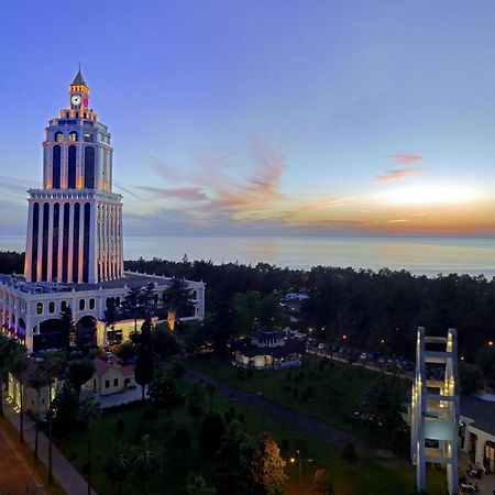 Sheraton Batumi Hotel Ngoại thất bức ảnh The tower at sunset