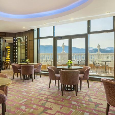 Sheraton Batumi Hotel Ngoại thất bức ảnh Club Lounge at the hotel