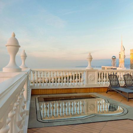 Sheraton Batumi Hotel Ngoại thất bức ảnh The rooftop pool at the Taj Mahal Palace