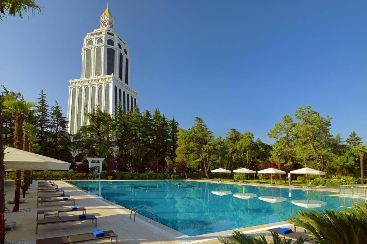 Sheraton Batumi Hotel Ngoại thất bức ảnh The hotel's swimming pool