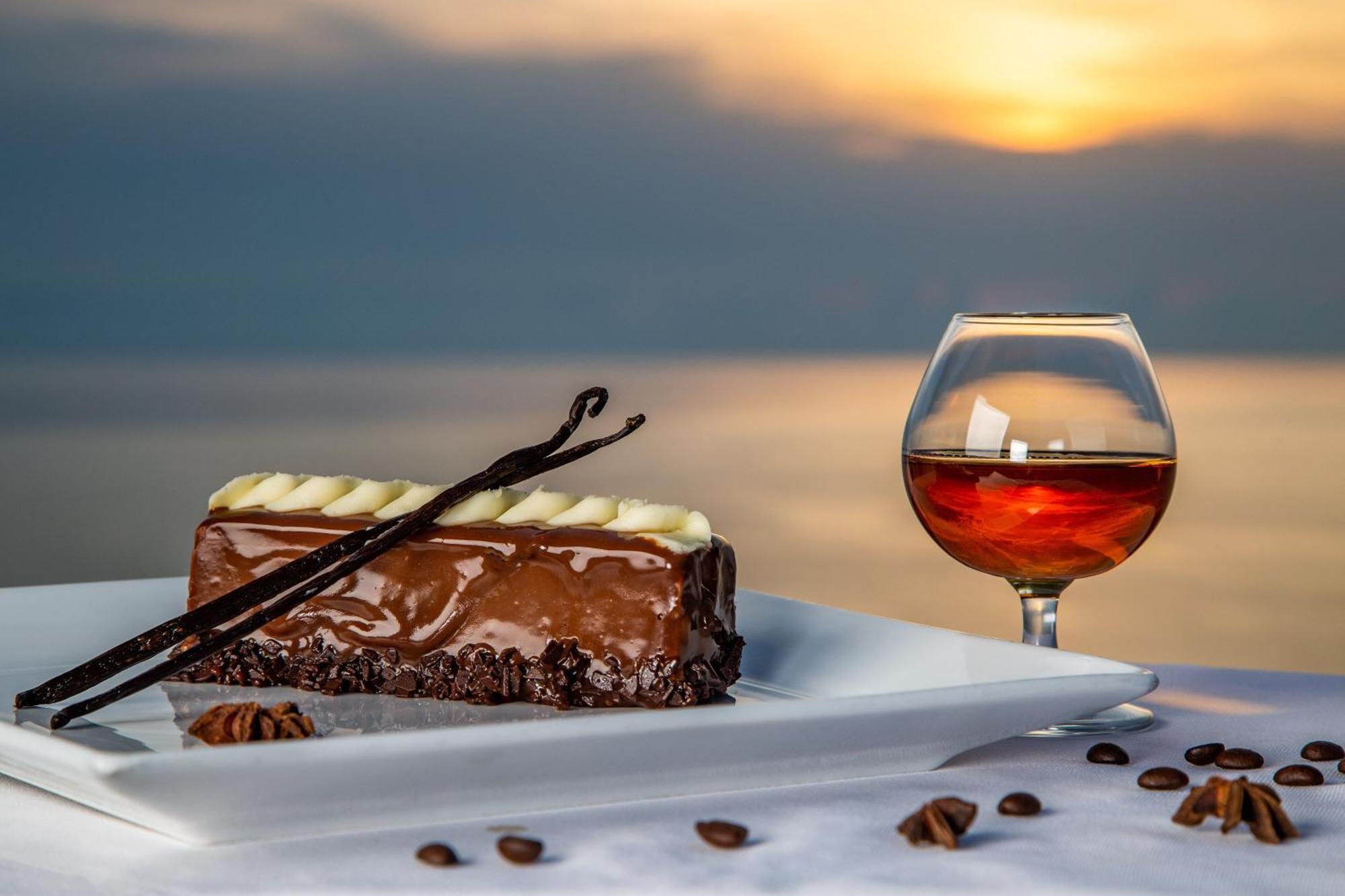 Sheraton Batumi Hotel Ngoại thất bức ảnh A glass of brandy