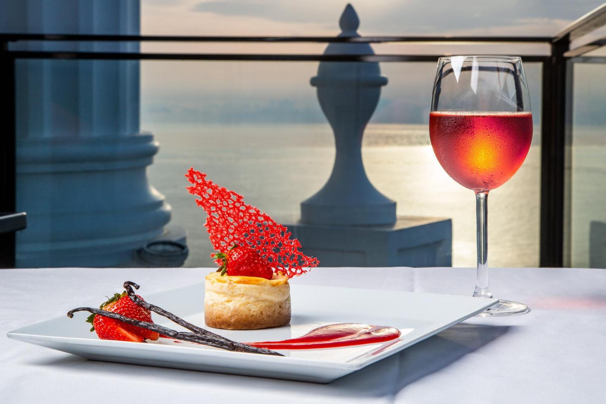 Sheraton Batumi Hotel Ngoại thất bức ảnh A glass of wine