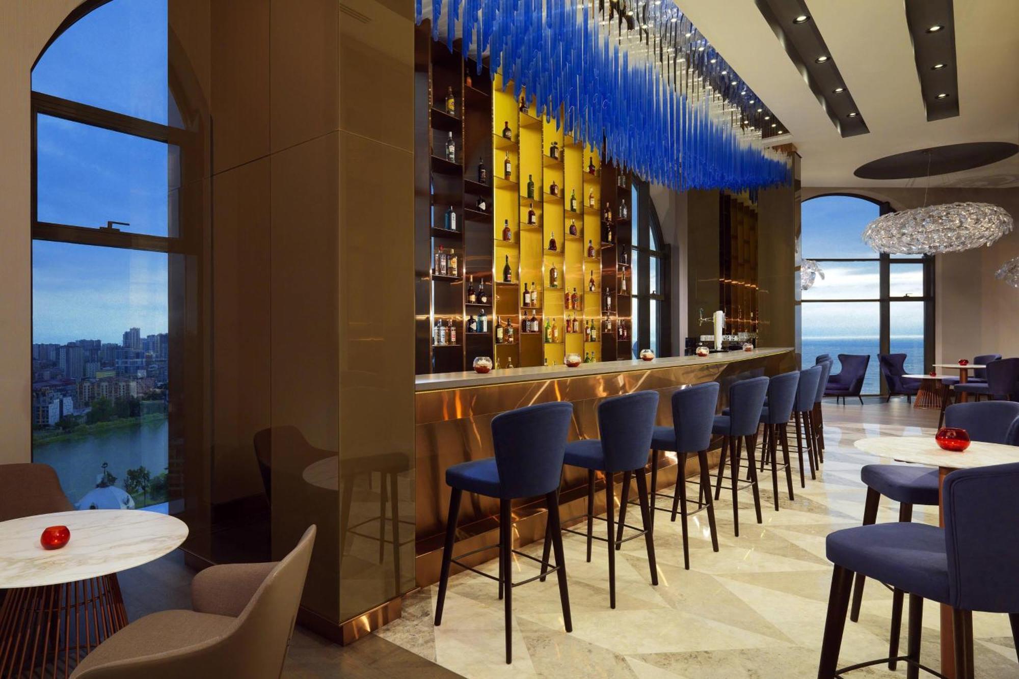 Sheraton Batumi Hotel Ngoại thất bức ảnh The bar at the 360° Sky Lounge