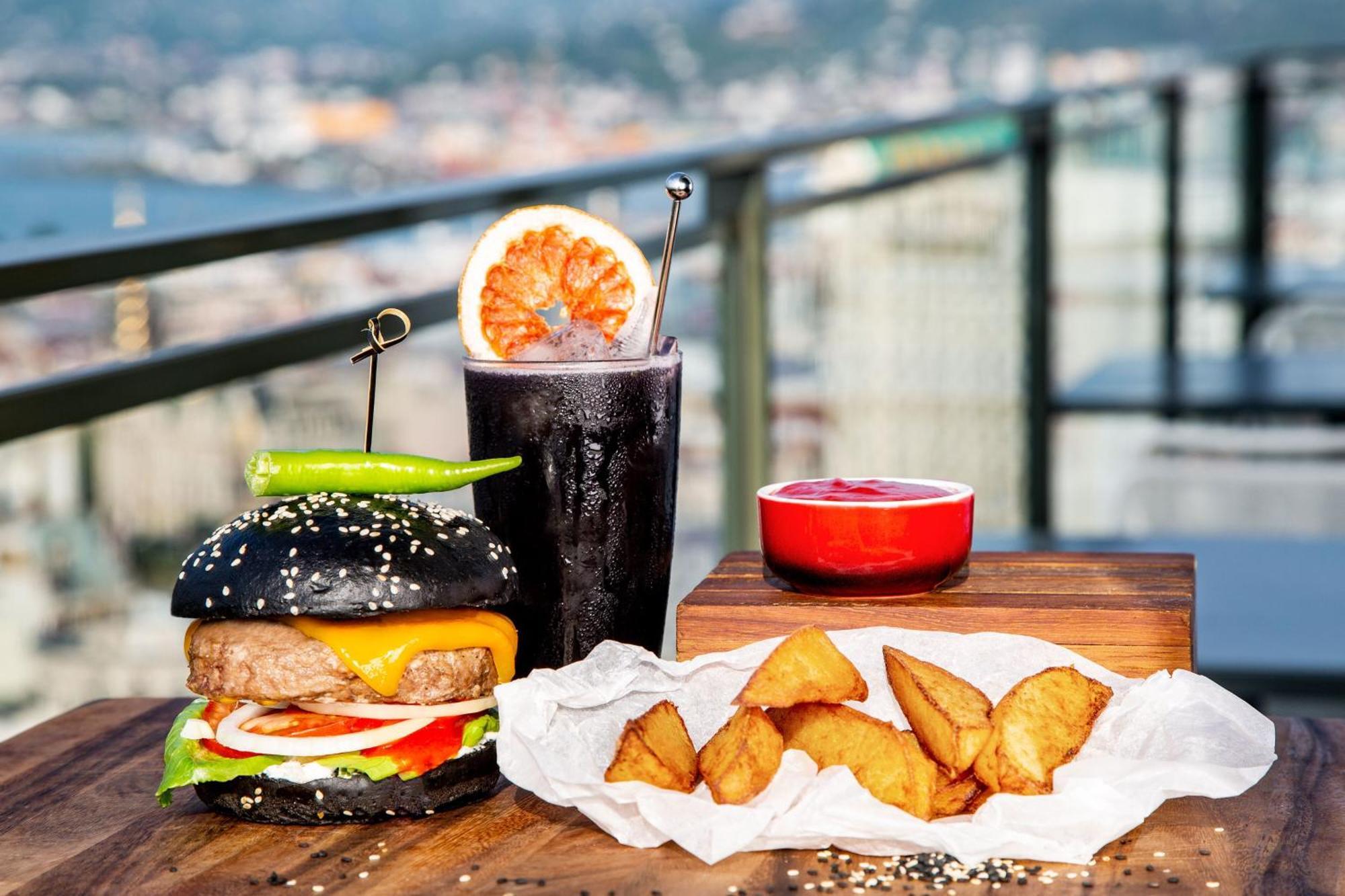 Sheraton Batumi Hotel Ngoại thất bức ảnh A black bun hamburger with a cocktail and chicken fingers