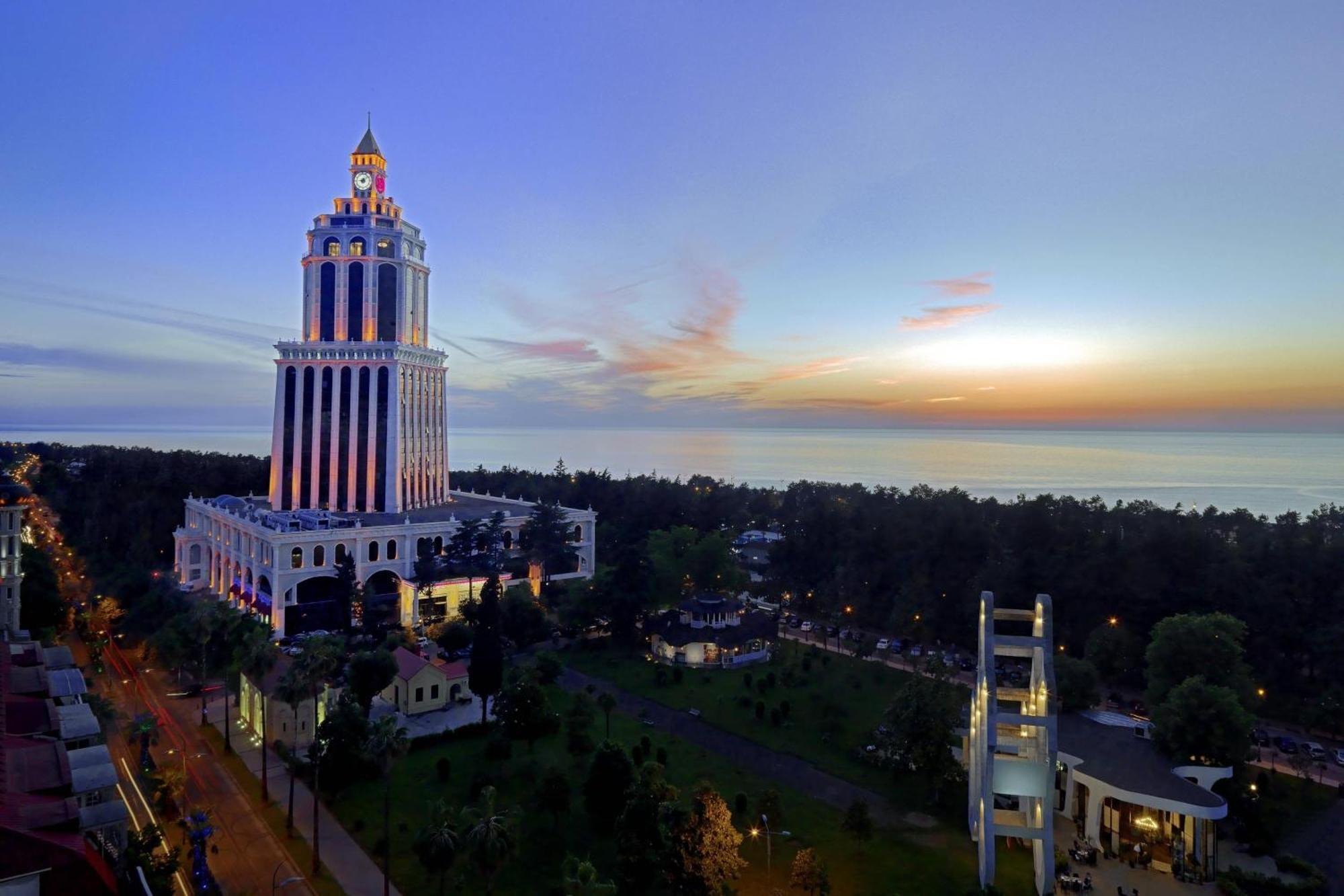 Sheraton Batumi Hotel Ngoại thất bức ảnh The tower at sunset