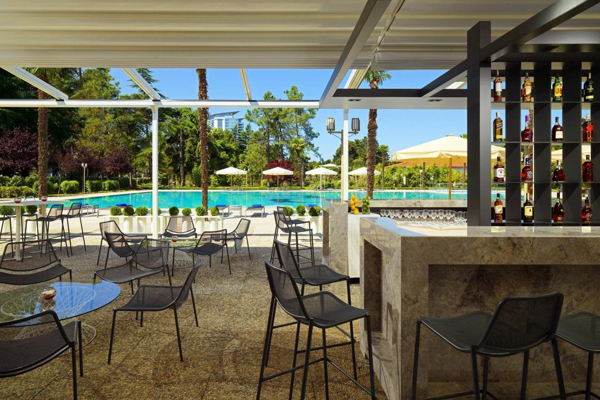 Sheraton Batumi Hotel Ngoại thất bức ảnh Pool bar