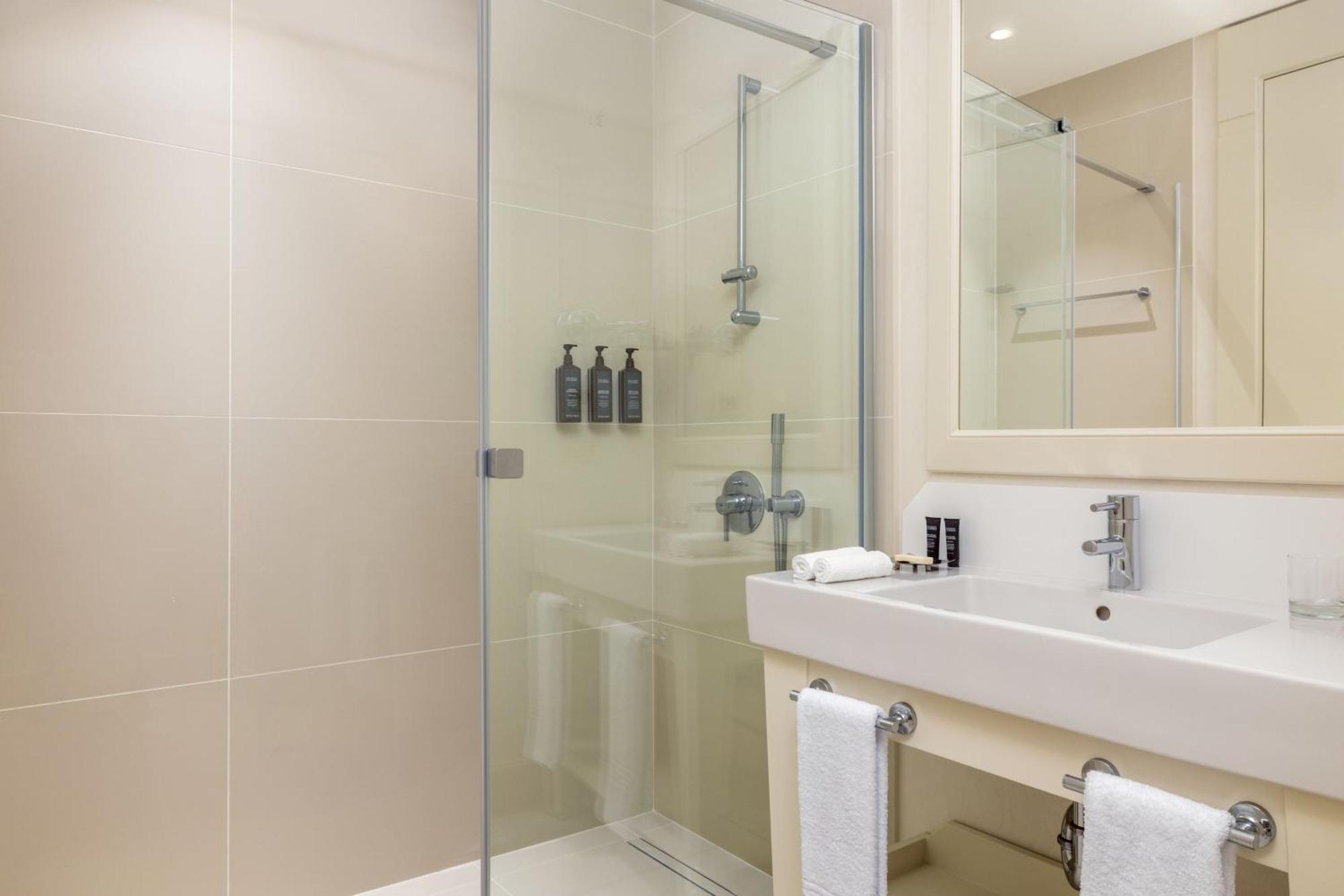 Sheraton Batumi Hotel Ngoại thất bức ảnh A shower enclosure