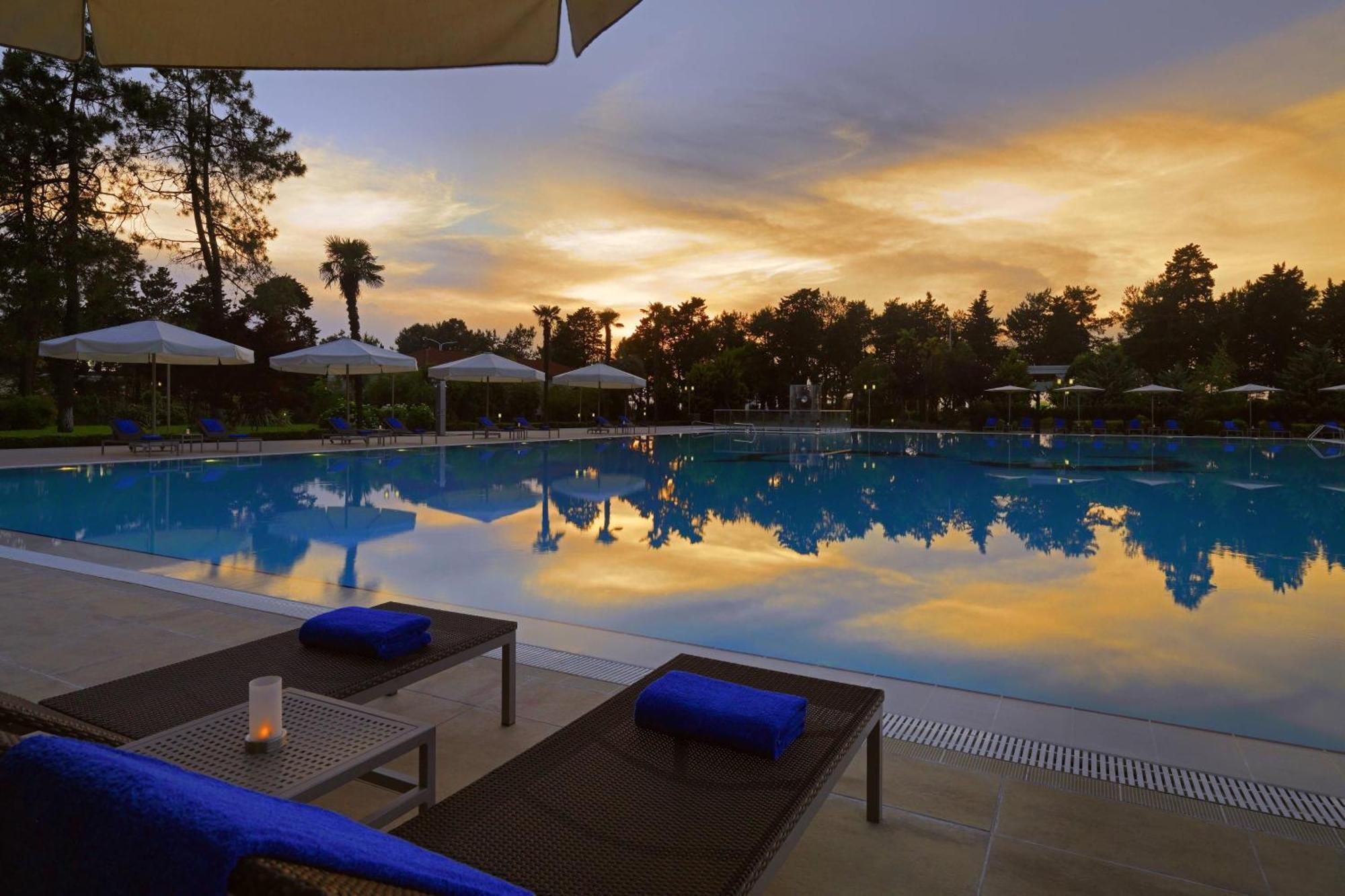 Sheraton Batumi Hotel Ngoại thất bức ảnh The pool at the Four Seasons Hotel