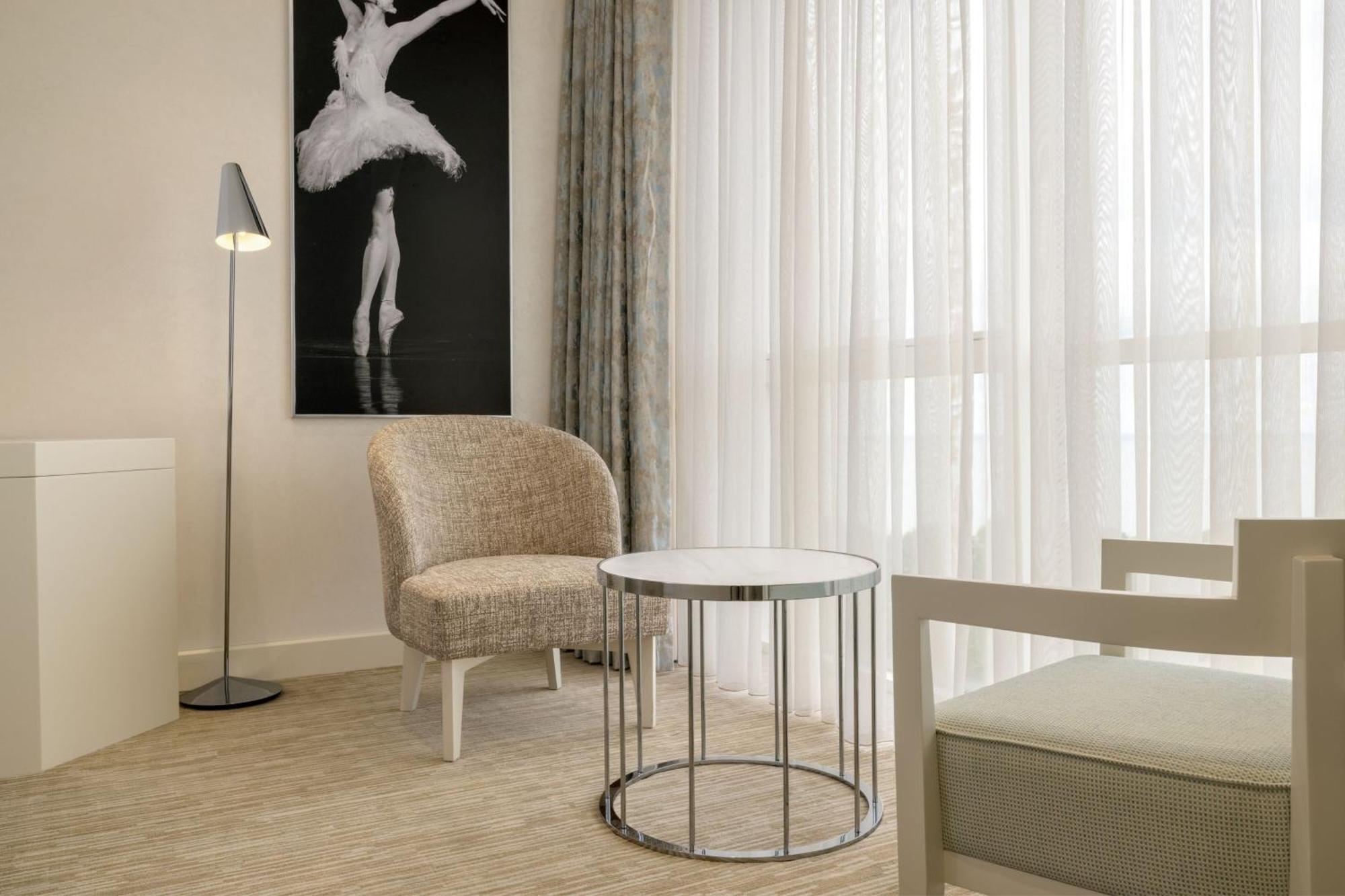 Sheraton Batumi Hotel Ngoại thất bức ảnh A floor lamp