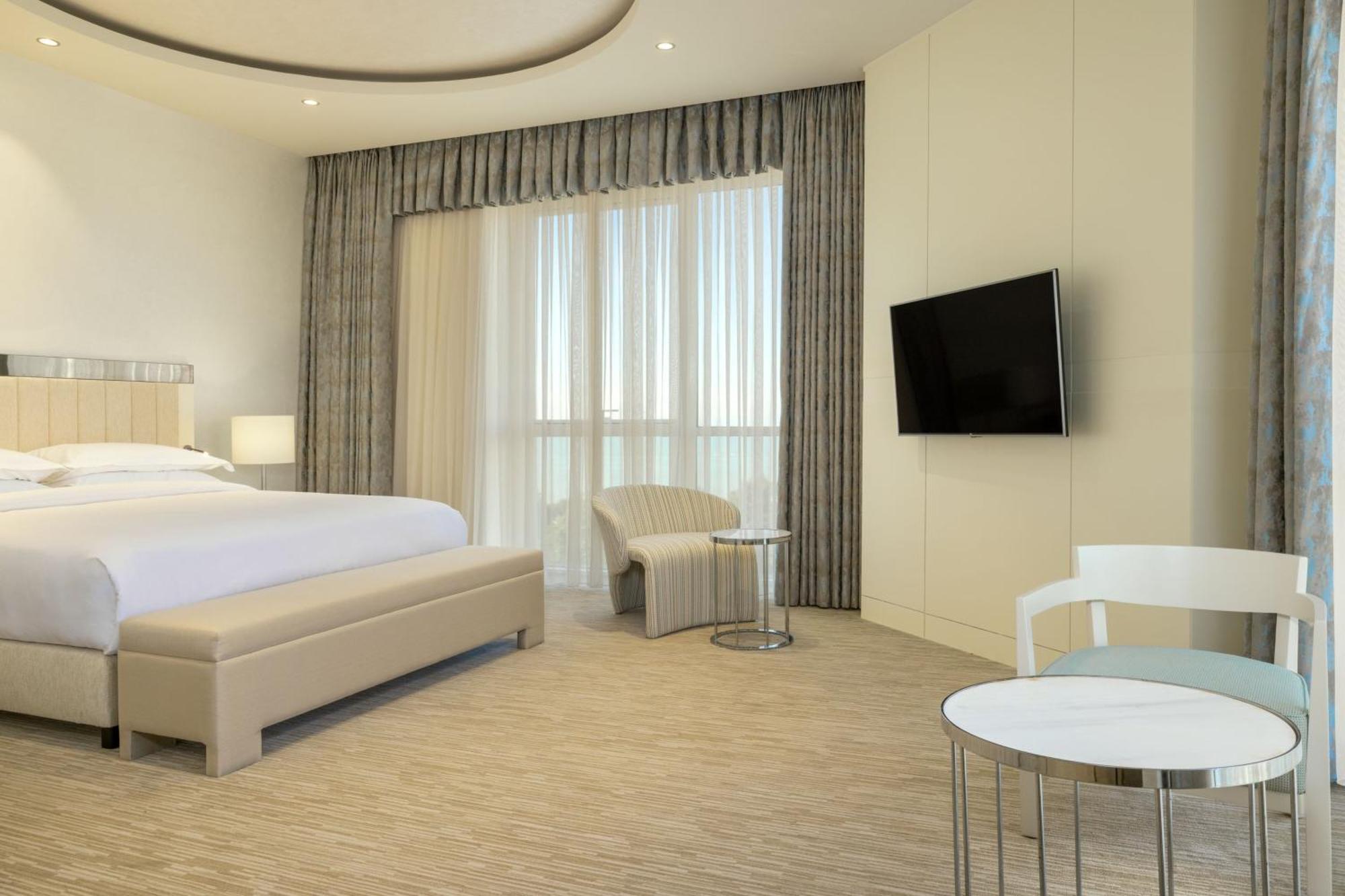 Sheraton Batumi Hotel Ngoại thất bức ảnh A bedroom at the hotel