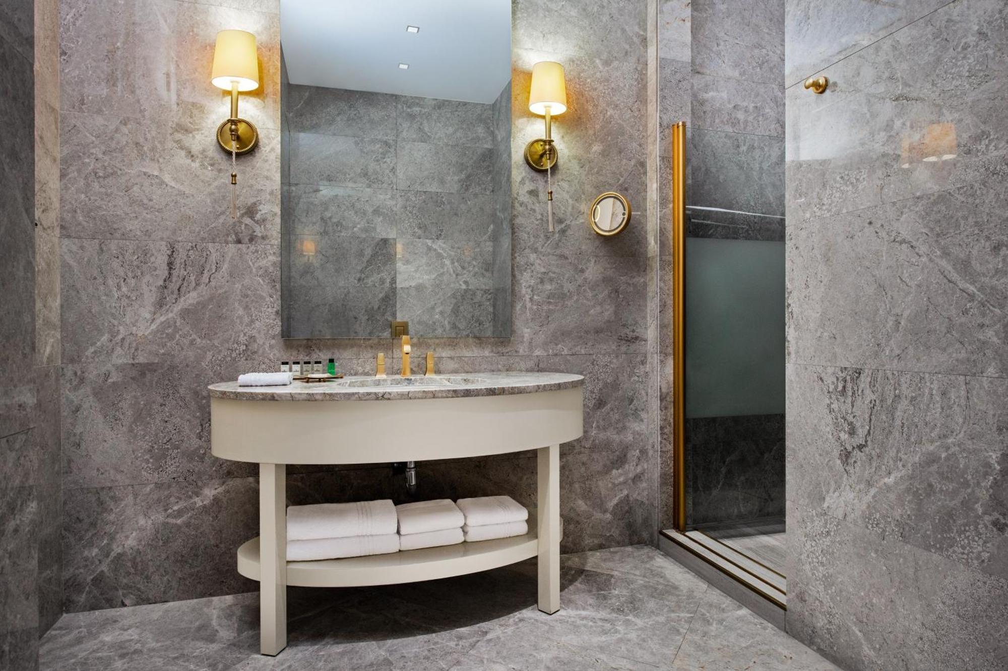 Sheraton Batumi Hotel Ngoại thất bức ảnh Bathroom