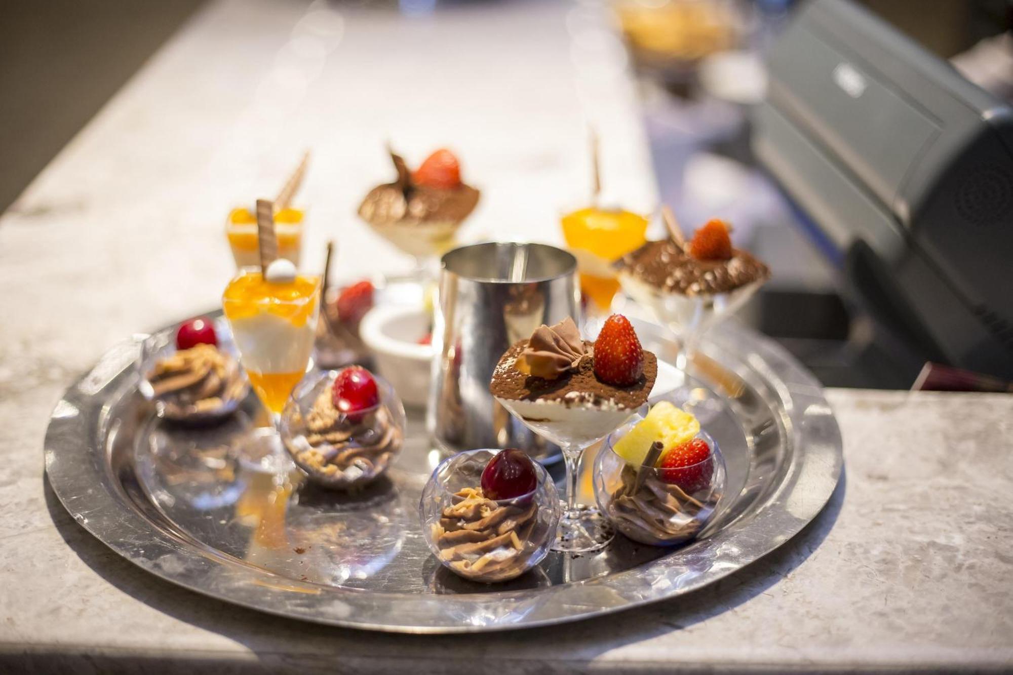 Sheraton Batumi Hotel Ngoại thất bức ảnh A selection of desserts