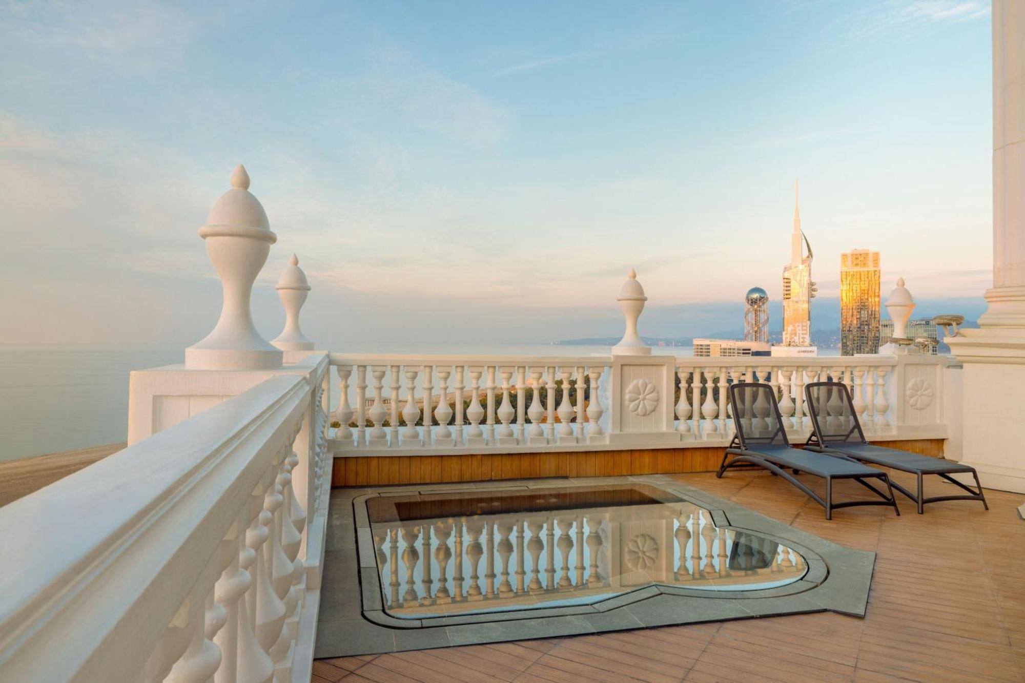 Sheraton Batumi Hotel Ngoại thất bức ảnh The rooftop pool at the Taj Mahal Palace