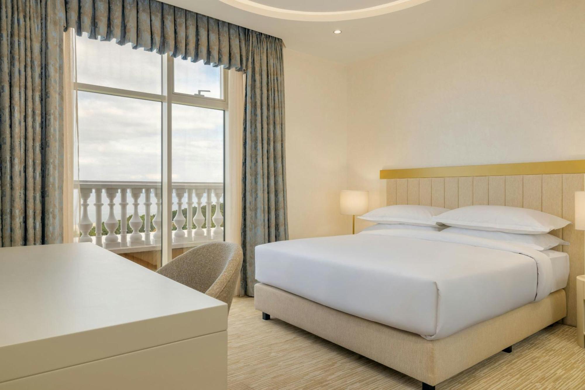 Sheraton Batumi Hotel Ngoại thất bức ảnh A bedroom at the hotel
