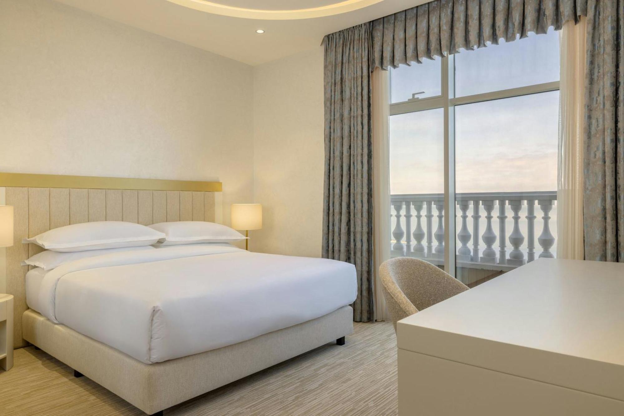 Sheraton Batumi Hotel Ngoại thất bức ảnh A bedroom at the hotel
