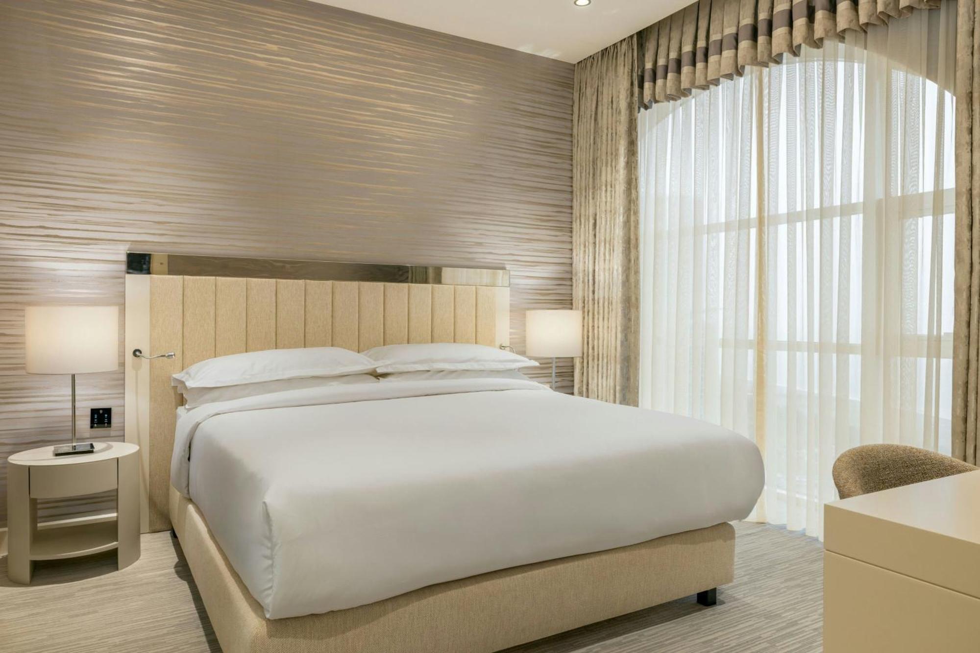 Sheraton Batumi Hotel Ngoại thất bức ảnh A bedroom at the hotel