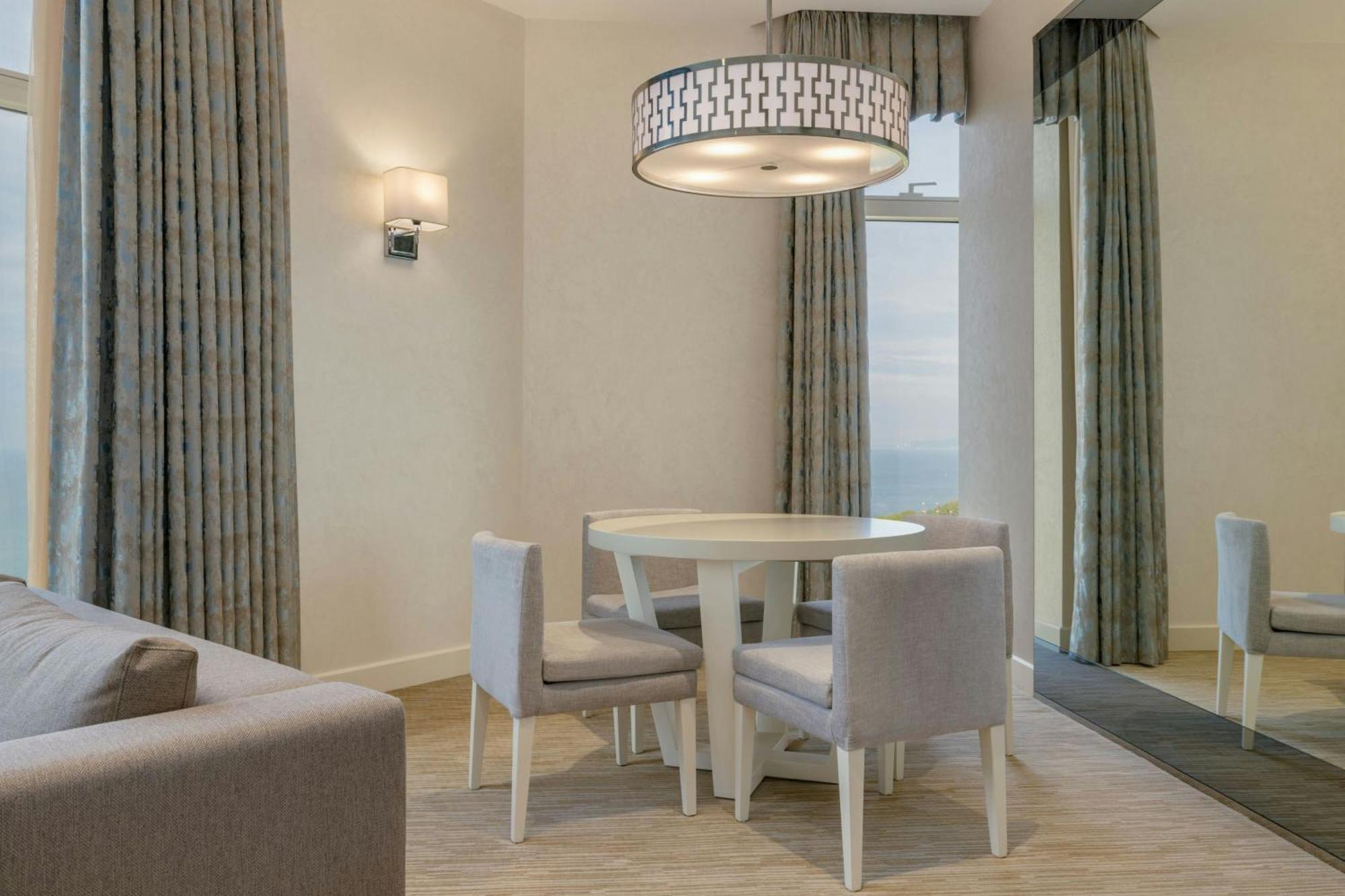 Sheraton Batumi Hotel Ngoại thất bức ảnh A dining room