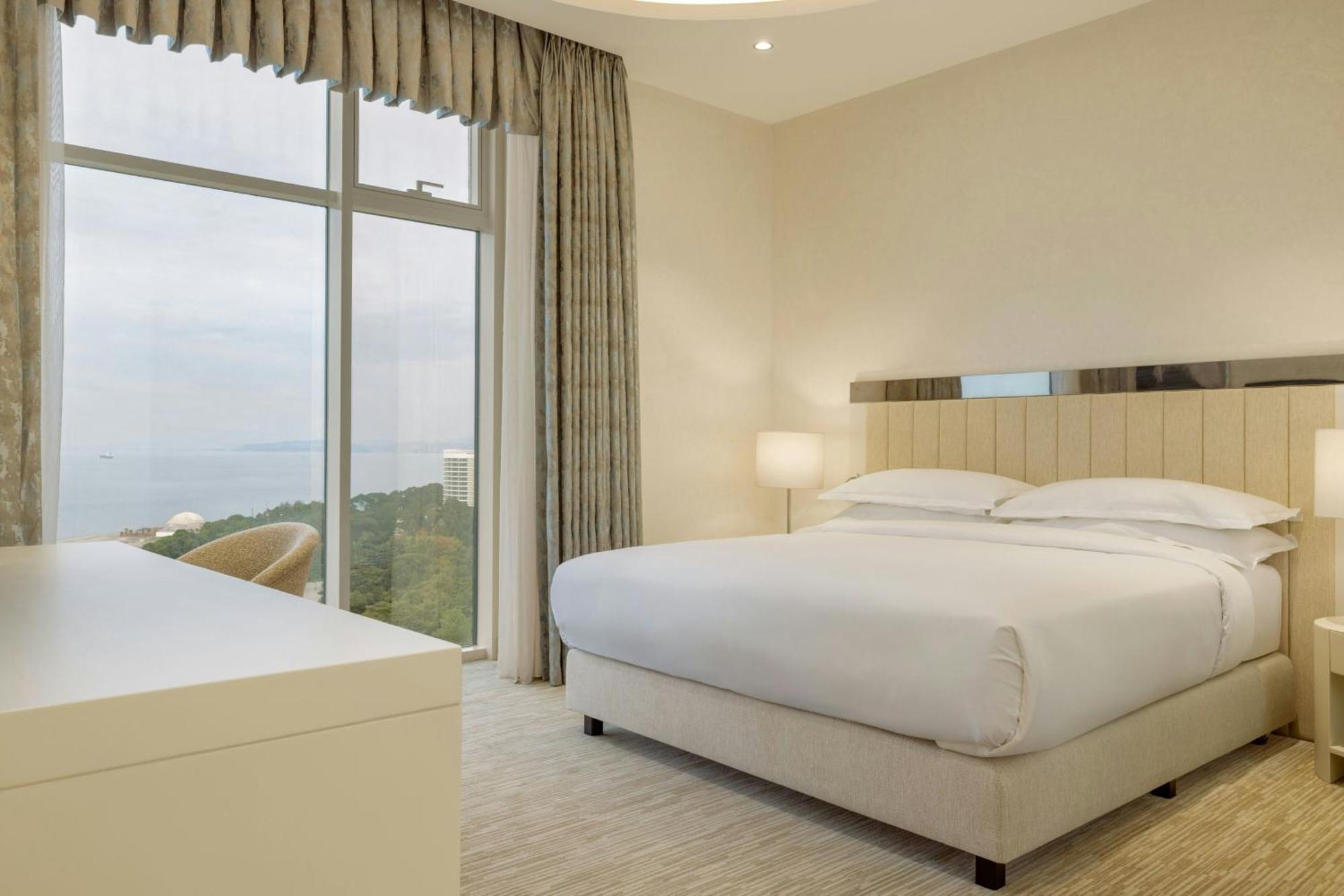 Sheraton Batumi Hotel Ngoại thất bức ảnh A bedroom at the hotel