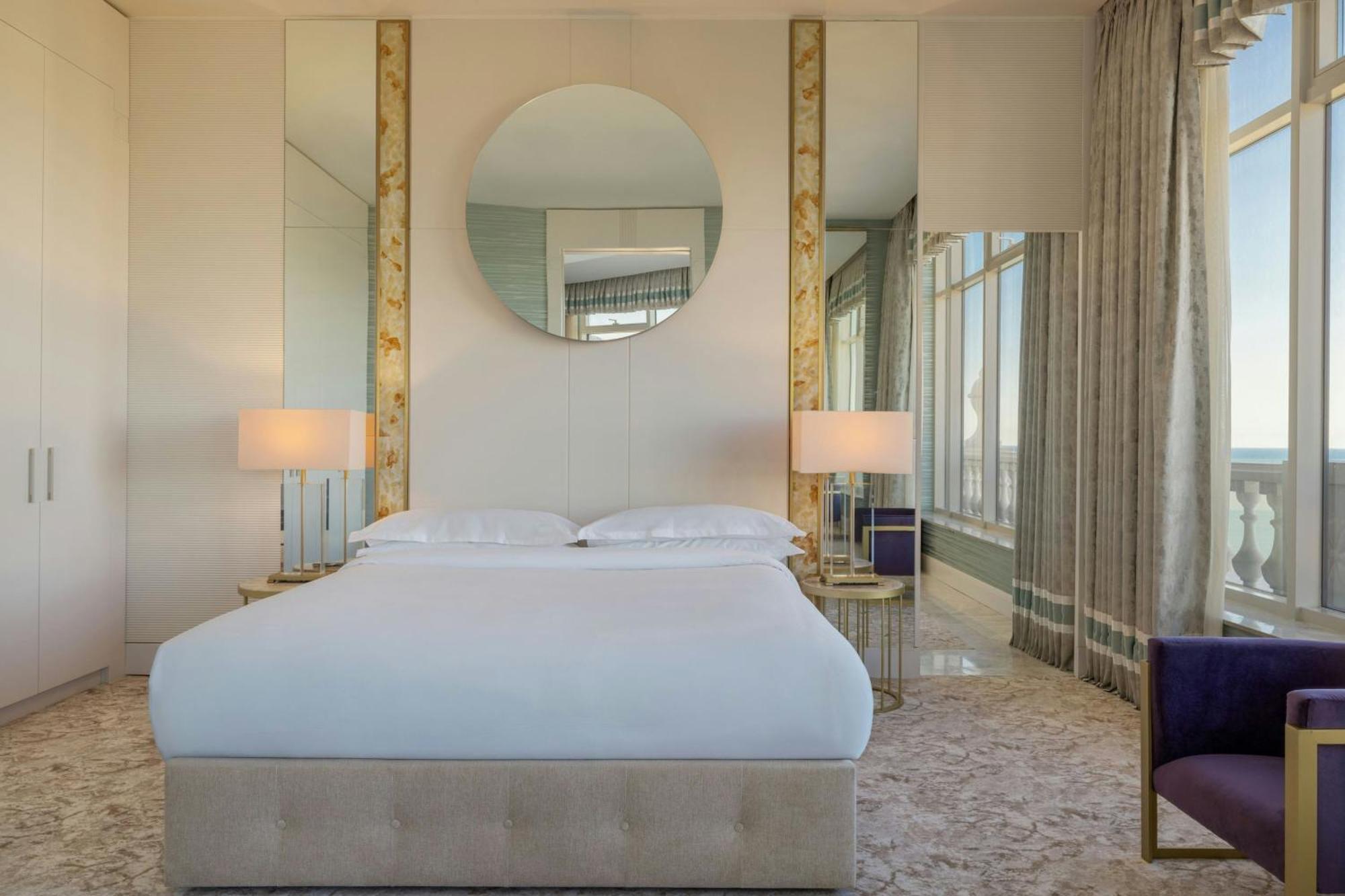 Sheraton Batumi Hotel Ngoại thất bức ảnh A bedroom at the hotel