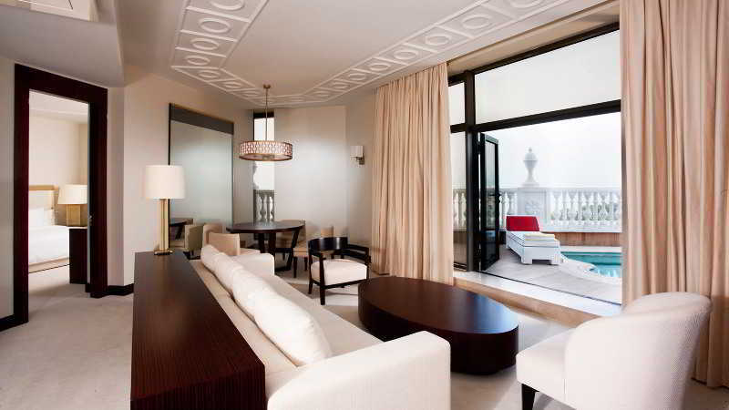 Sheraton Batumi Hotel Ngoại thất bức ảnh A suite at the Wynn