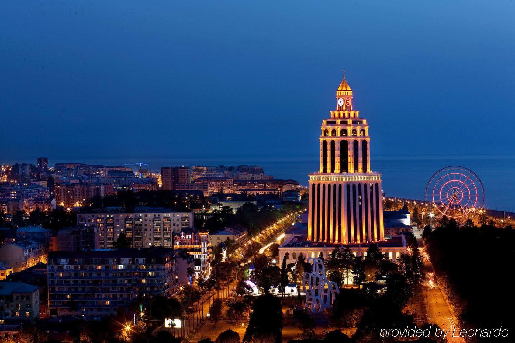 Sheraton Batumi Hotel Ngoại thất bức ảnh The Millennium Tower at night
