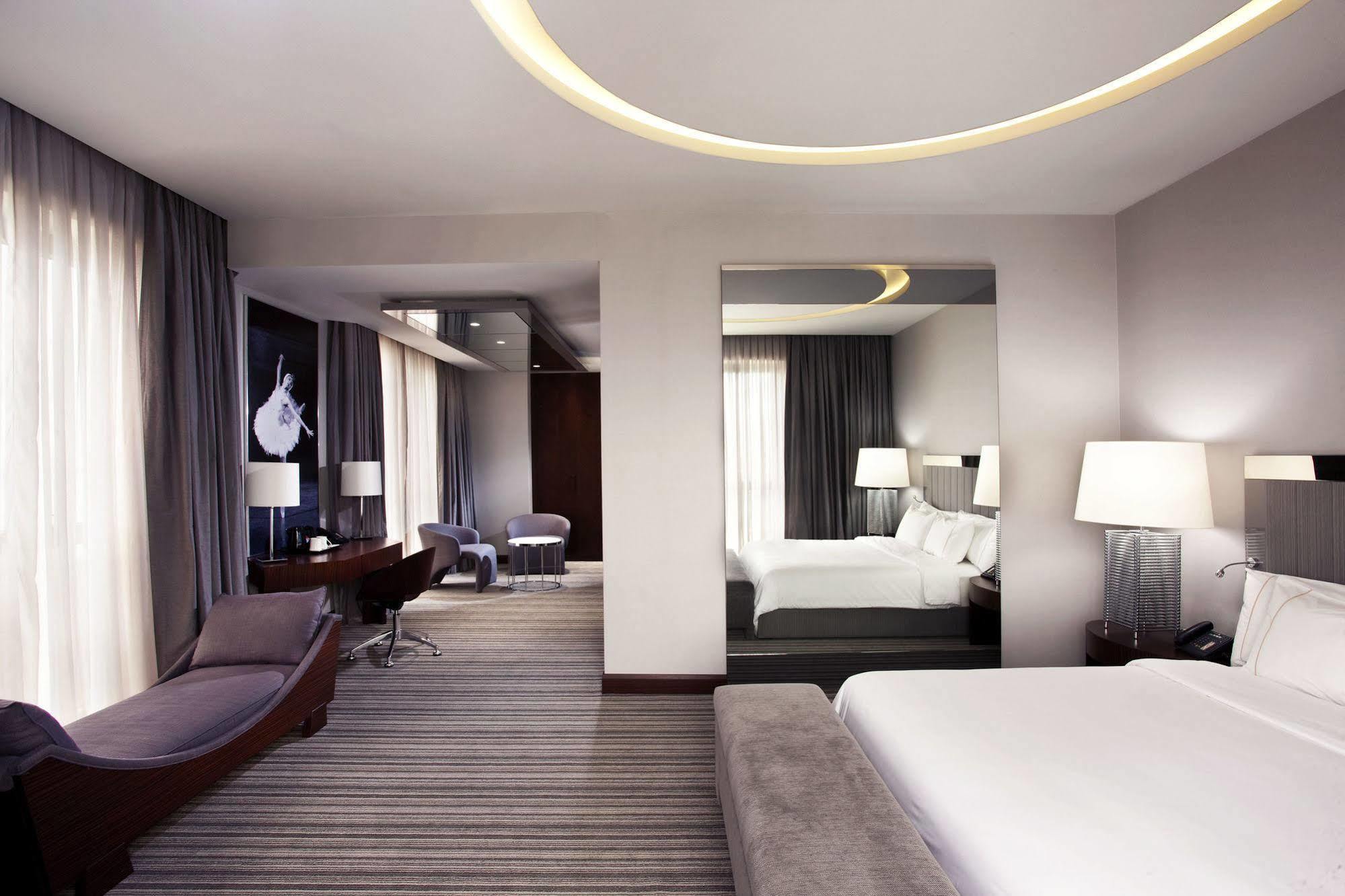 Sheraton Batumi Hotel Phòng bức ảnh A suite at the hotel